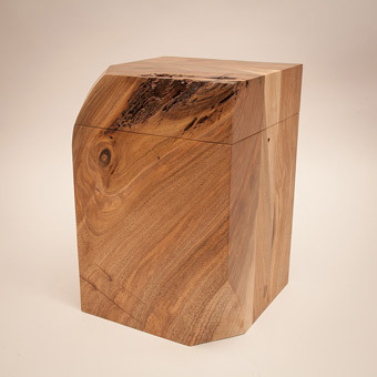 Eine Holz Urne mit Auskleidung aus Filz